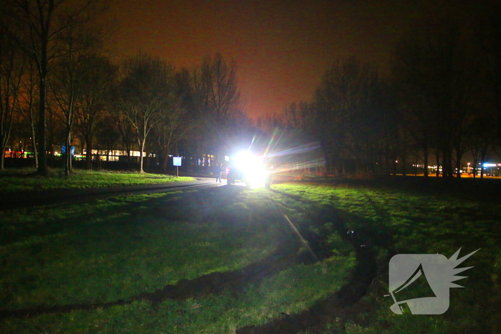 Automobilist komt vast te zitten in drassige grasveld