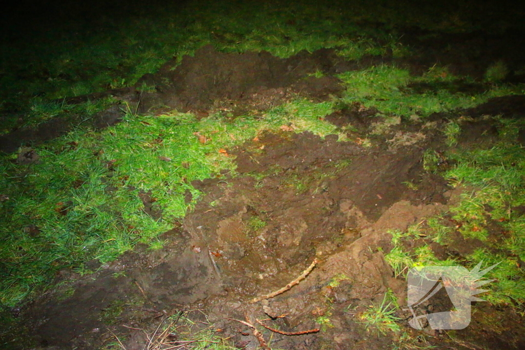 Automobilist komt vast te zitten in drassige grasveld