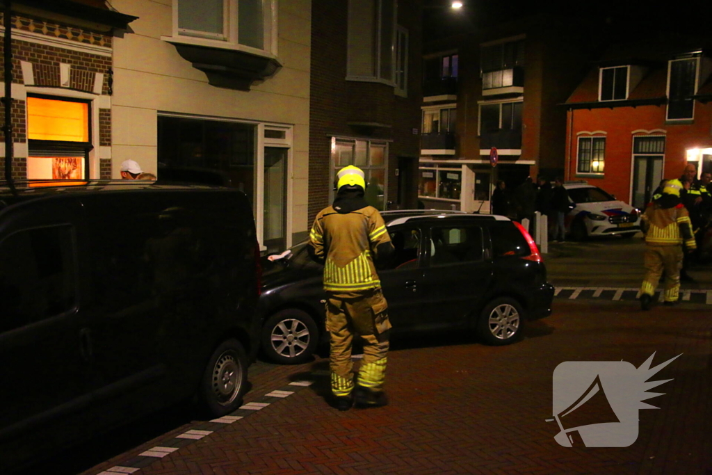 Automobilist rijdt tegen woning