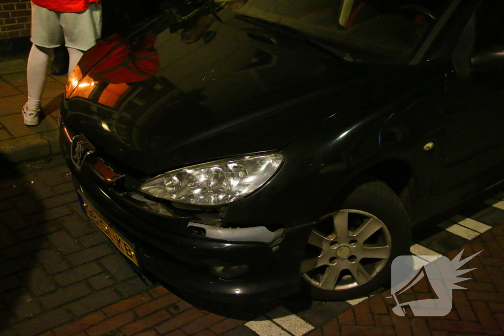 Automobilist rijdt tegen woning