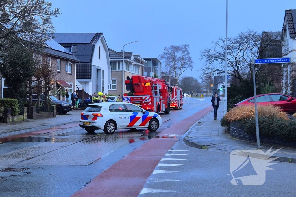 Weg afgesloten door brand in woning