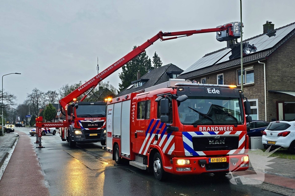 Weg afgesloten door brand in woning