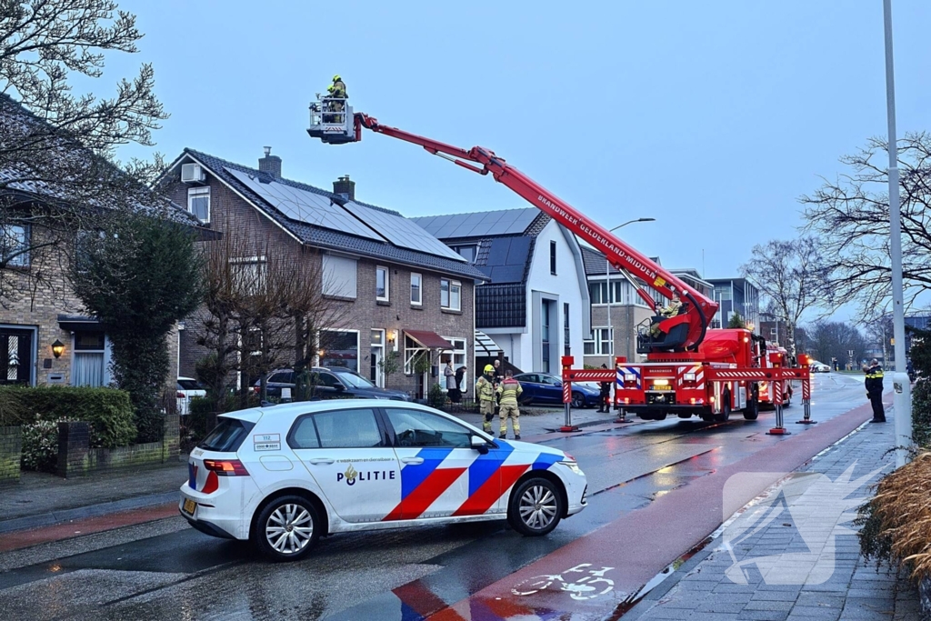Weg afgesloten door brand in woning