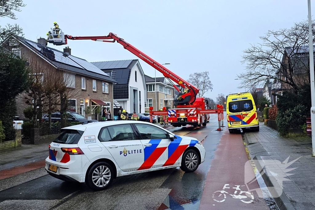 Weg afgesloten door brand in woning