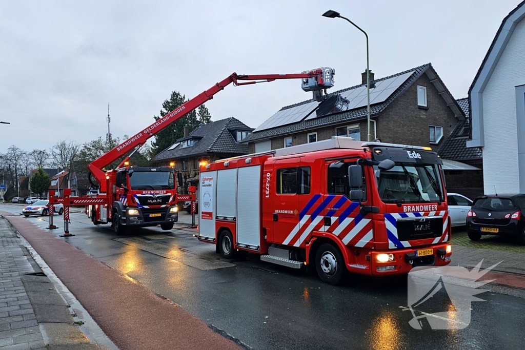 Weg afgesloten door brand in woning