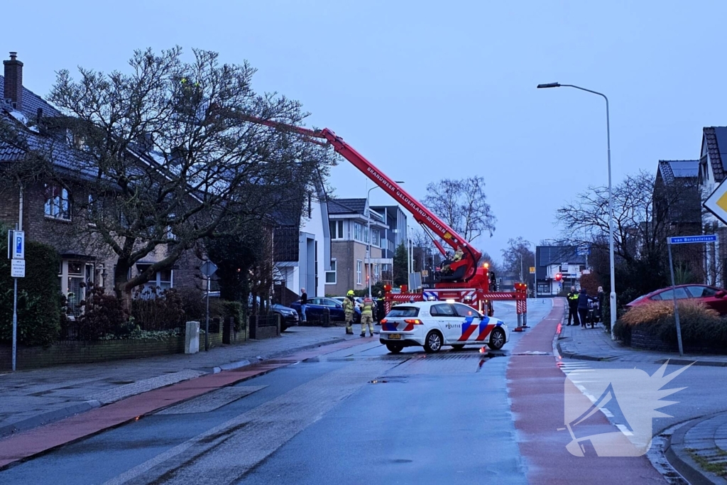 Weg afgesloten door brand in woning