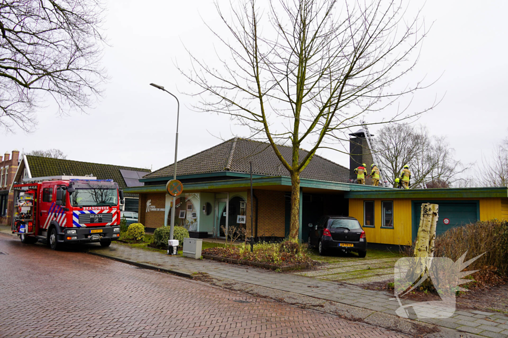 Brand in schoorsteen van fotowinkel