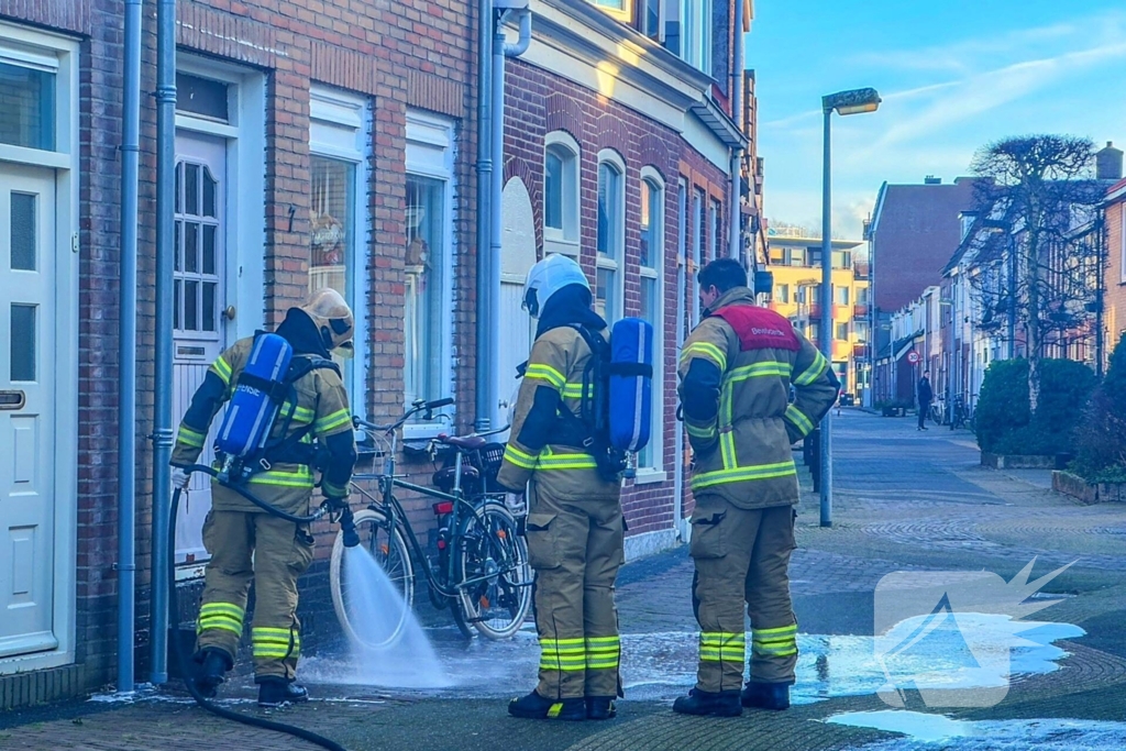 Deur van woning besmeurd met afbijtmiddel