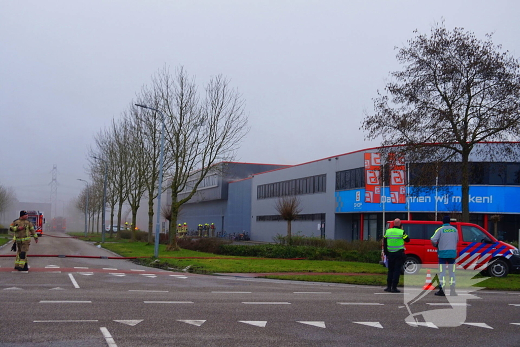 Zeer grote brand in reparatiebedrijf, brandweer schaalt groots op