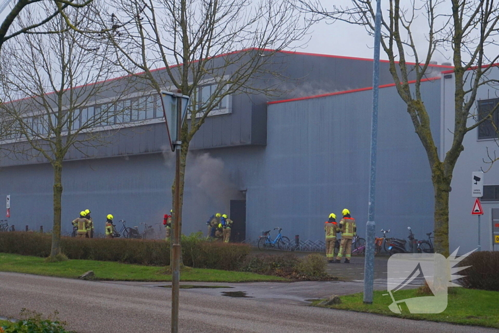 Zeer grote brand in reparatiebedrijf, brandweer schaalt groots op