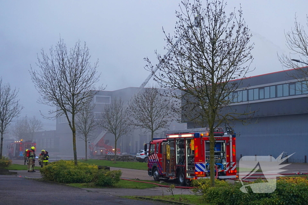 Zeer grote brand in reparatiebedrijf, brandweer schaalt groots op