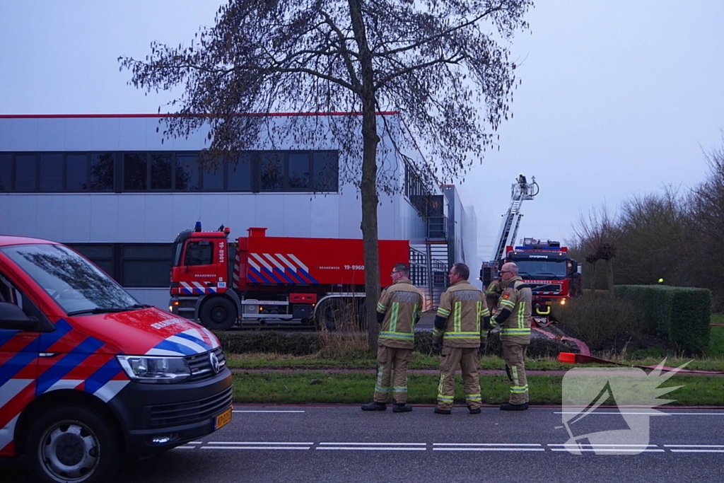 Zeer grote brand in reparatiebedrijf, brandweer schaalt groots op