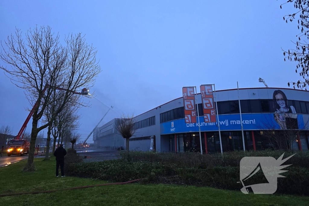 Zeer grote brand in reparatiebedrijf, brandweer schaalt groots op