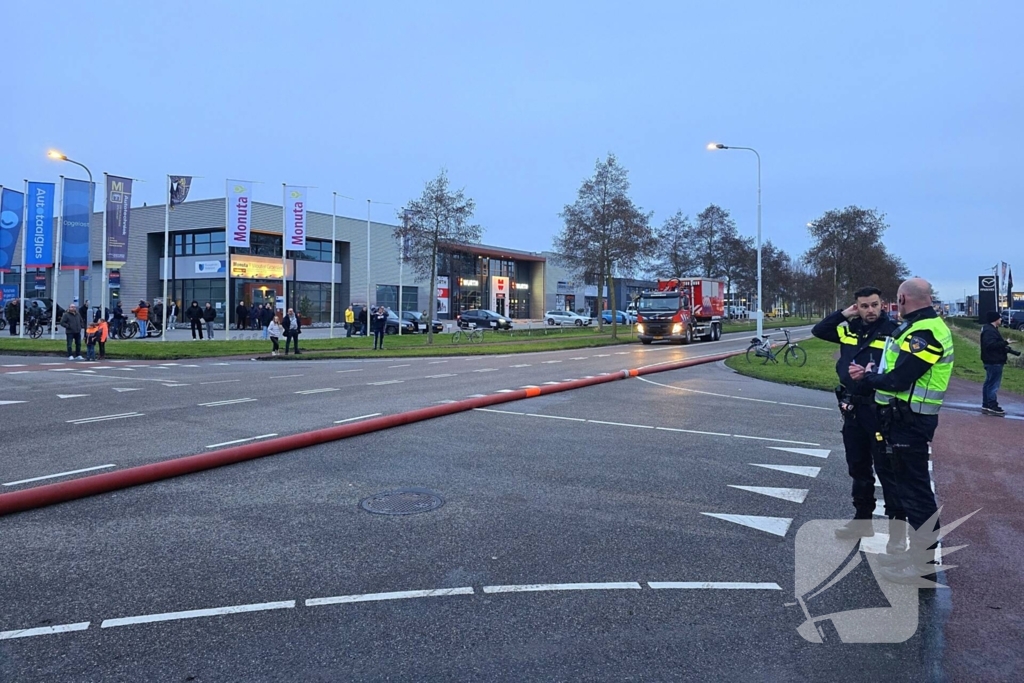 Zeer grote brand in reparatiebedrijf, brandweer schaalt groots op
