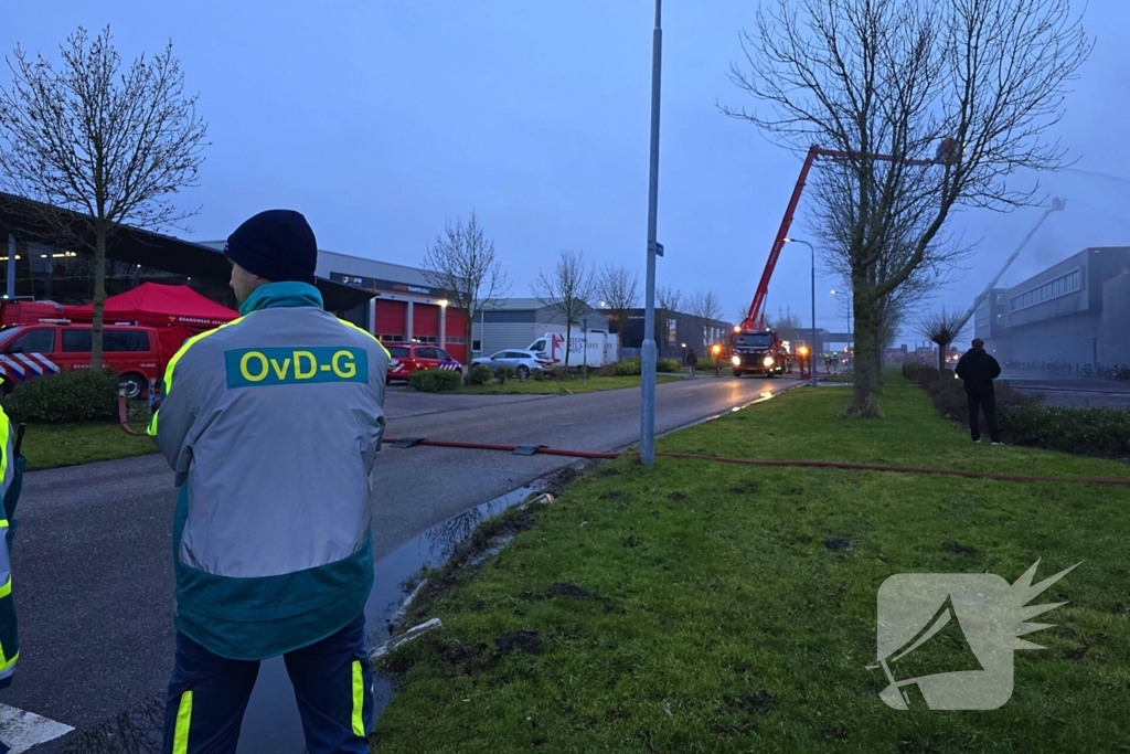 Zeer grote brand in reparatiebedrijf, brandweer schaalt groots op