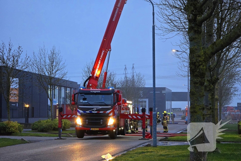 Zeer grote brand in reparatiebedrijf, brandweer schaalt groots op