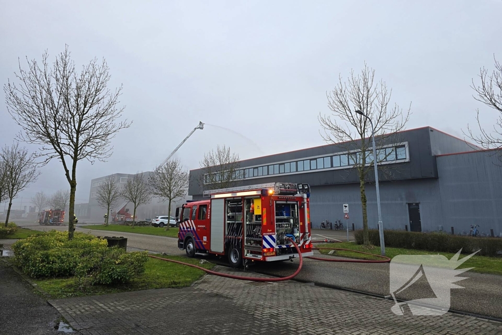 Zeer grote brand in reparatiebedrijf, brandweer schaalt groots op