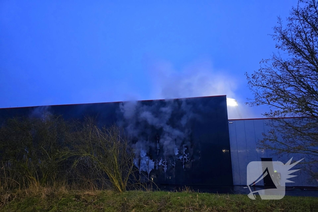 Zeer grote brand in reparatiebedrijf, brandweer schaalt groots op