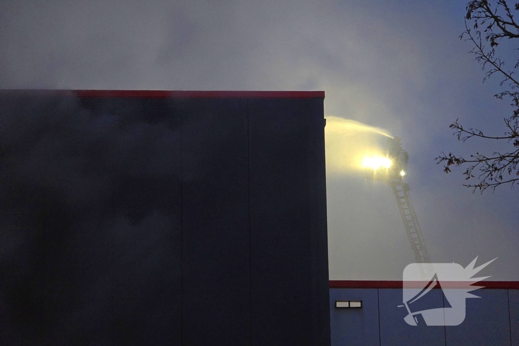 Zeer grote brand in reparatiebedrijf, brandweer schaalt groots op