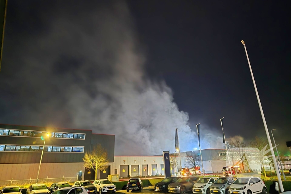 Zeer grote brand in reparatiebedrijf, brandweer schaalt groots op