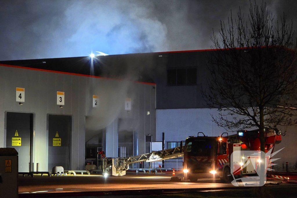 Zeer grote brand in reparatiebedrijf, brandweer schaalt groots op