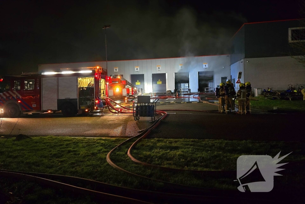Zeer grote brand in reparatiebedrijf, brandweer schaalt groots op