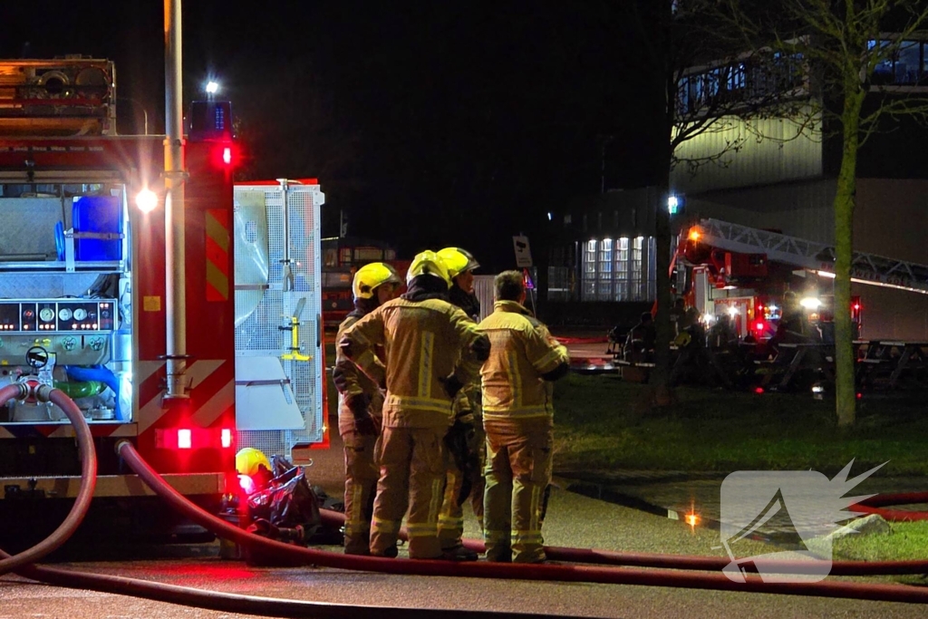 Zeer grote brand in reparatiebedrijf, brandweer schaalt groots op