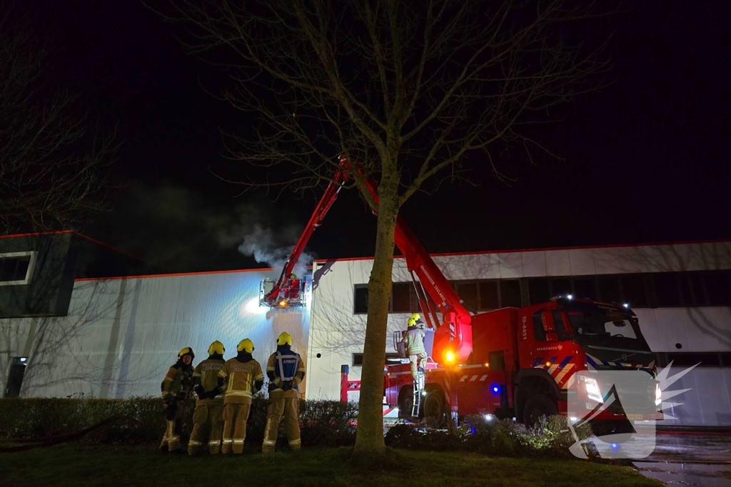 Zeer grote brand in reparatiebedrijf, brandweer schaalt groots op