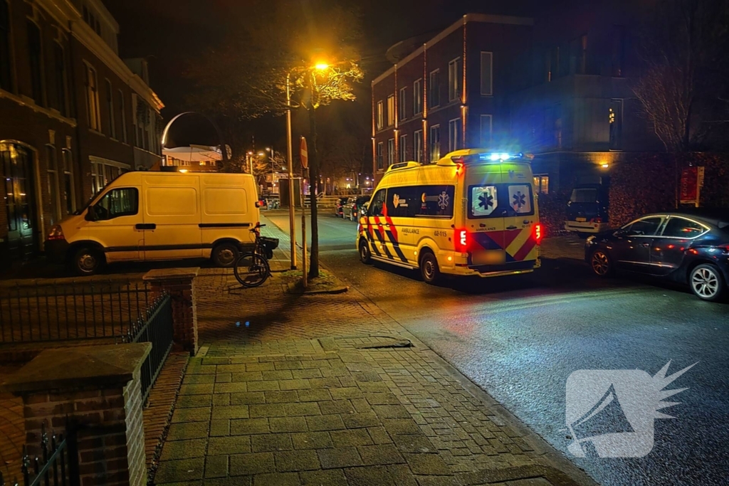 Fietser botst tegen stoeprand