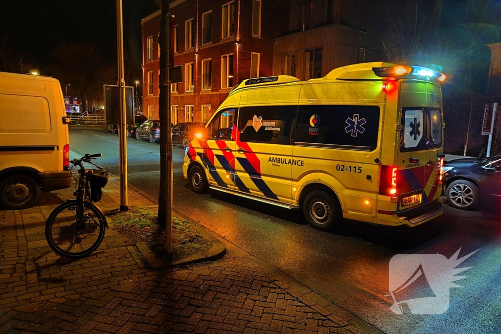 Fietser botst tegen stoeprand
