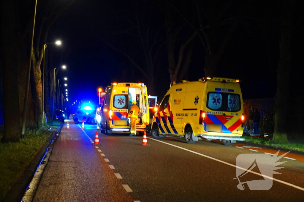 Automobilist belandt tegen een boom
