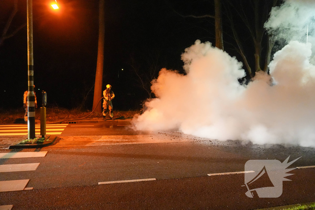 Scooter rijdend in brand gevlogen