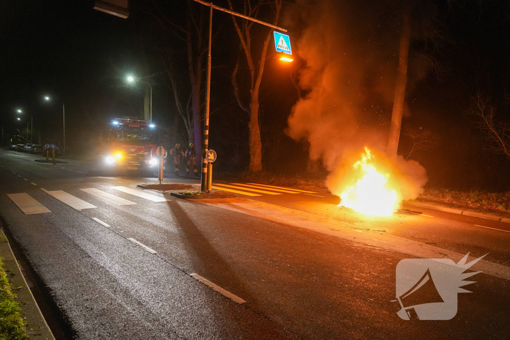 Scooter rijdend in brand gevlogen
