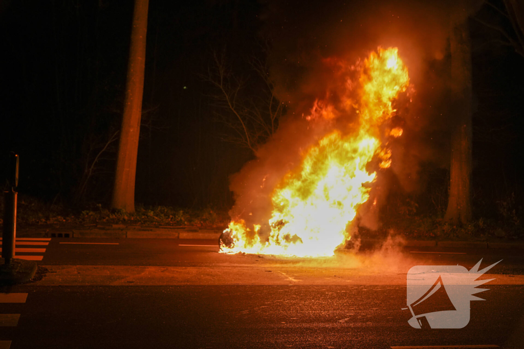 Scooter rijdend in brand gevlogen