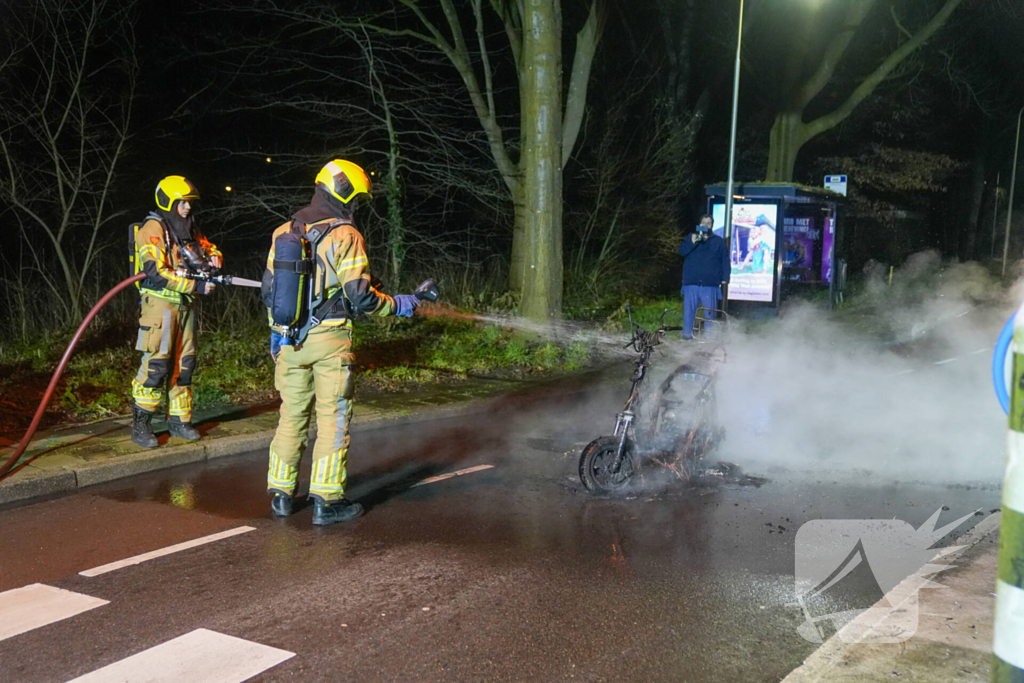 Scooter rijdend in brand gevlogen