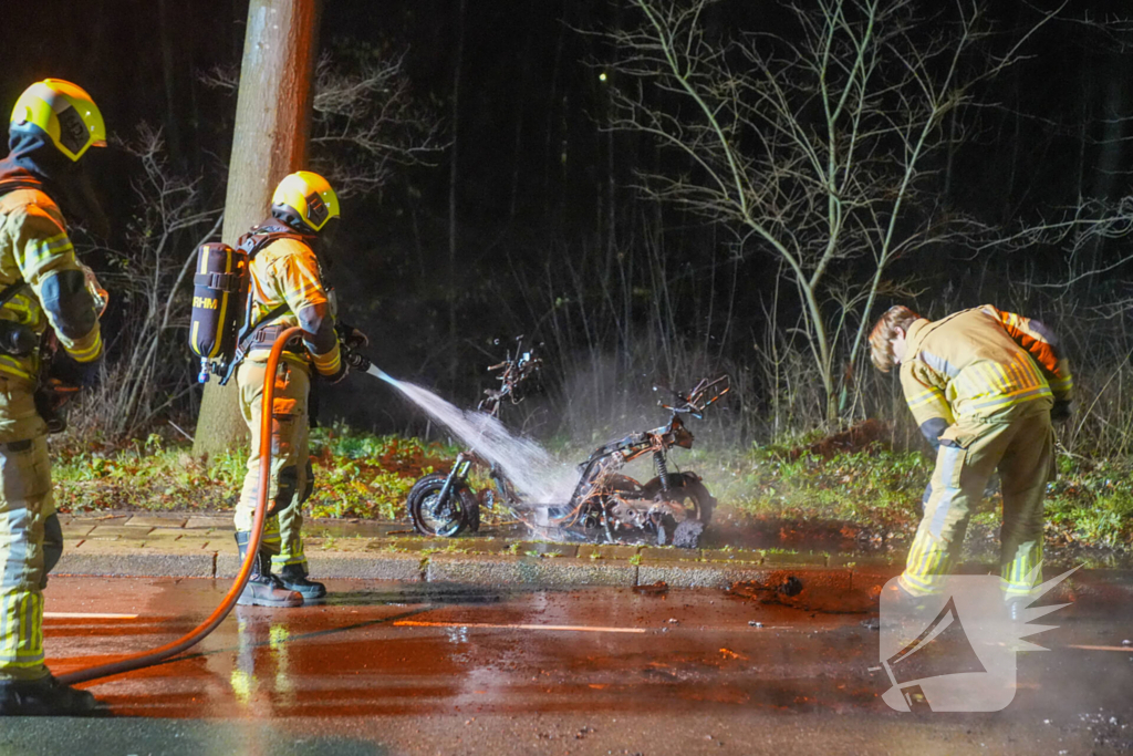 Scooter rijdend in brand gevlogen