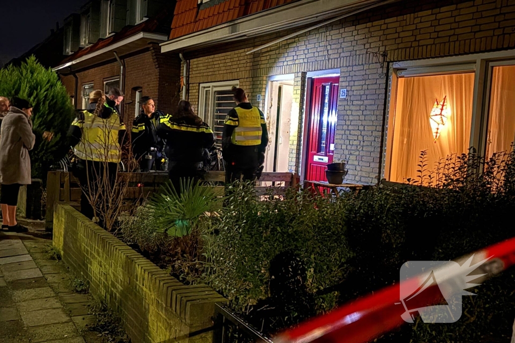 Explosie bij voordeur van woning