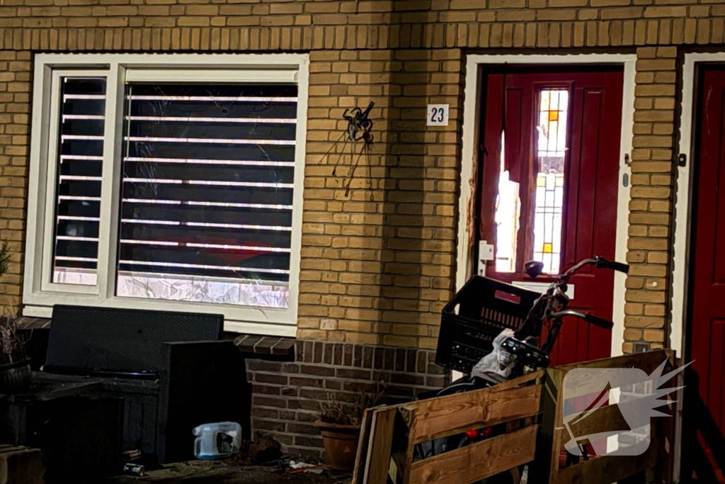 Explosie bij voordeur van woning