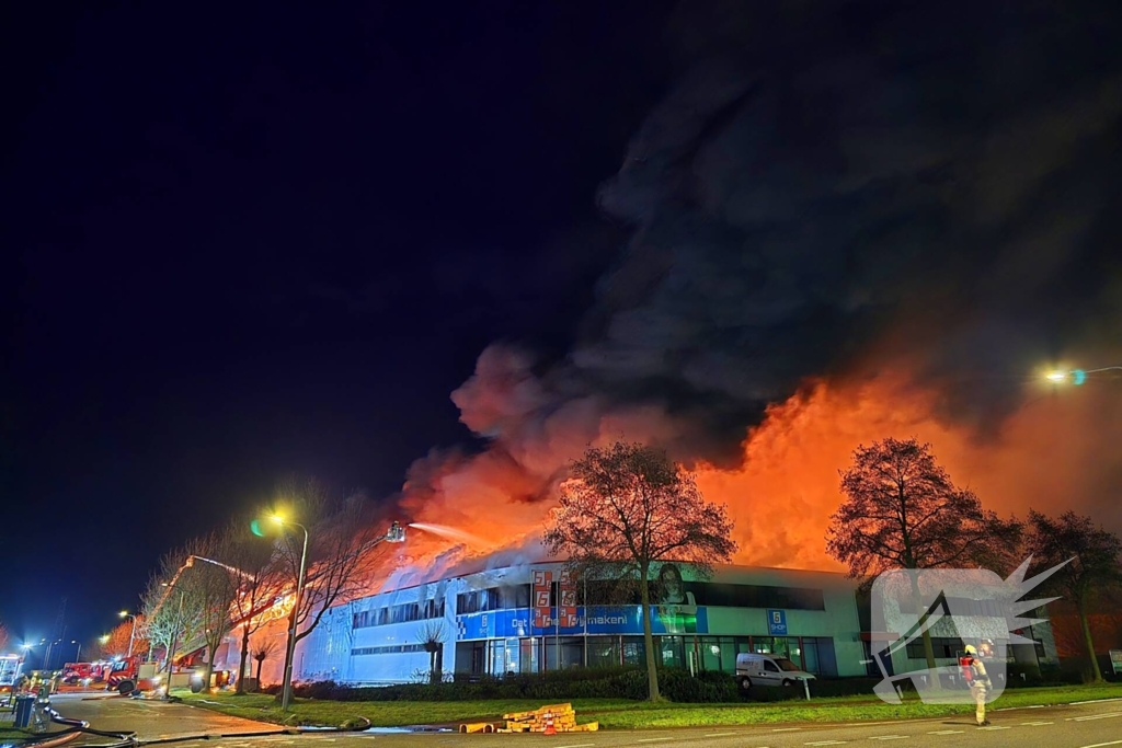 Opnieuw grote uitslaande brand in bedrijfspand