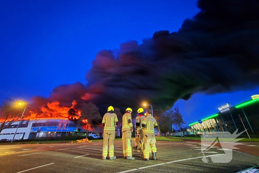 Opnieuw grote uitslaande brand in bedrijfspand
