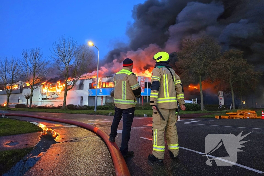 Opnieuw grote uitslaande brand in bedrijfspand