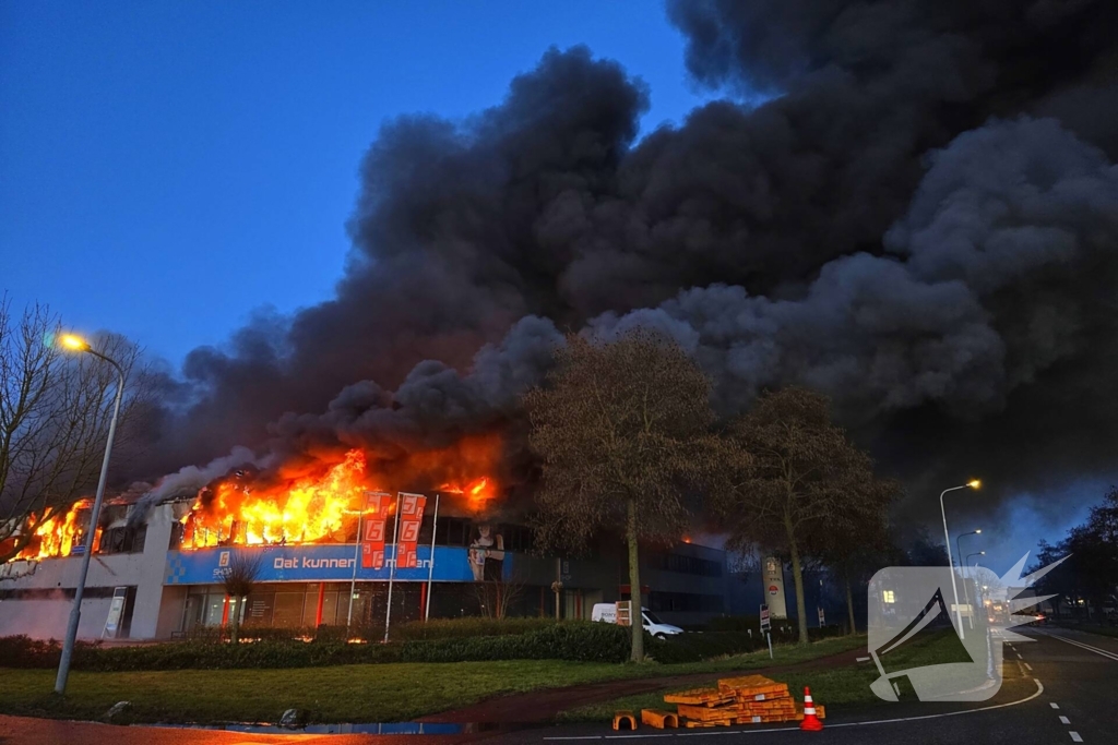 Opnieuw grote uitslaande brand in bedrijfspand