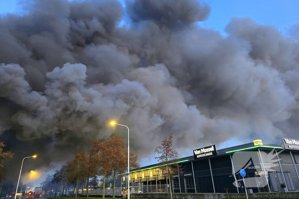 Opnieuw grote uitslaande brand in bedrijfspand