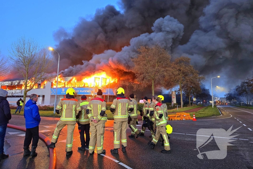 Opnieuw grote uitslaande brand in bedrijfspand