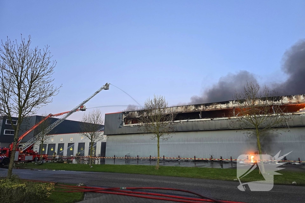 Opnieuw grote uitslaande brand in bedrijfspand