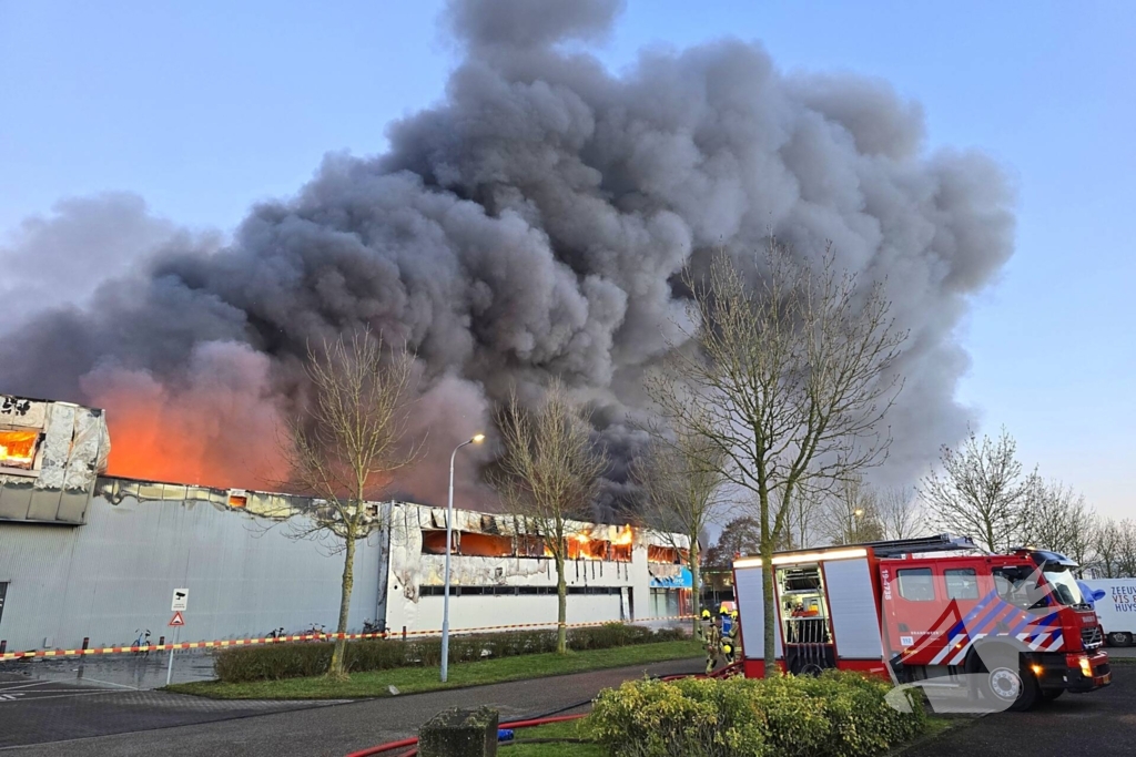 Opnieuw grote uitslaande brand in bedrijfspand