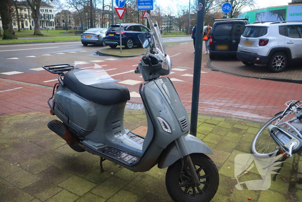Scooterrijder geschept door automobilist