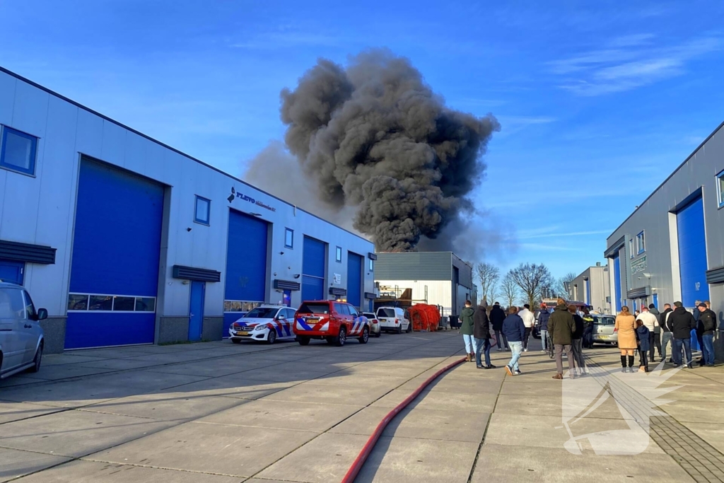 Enorme rookwolken bij grote industriebrand