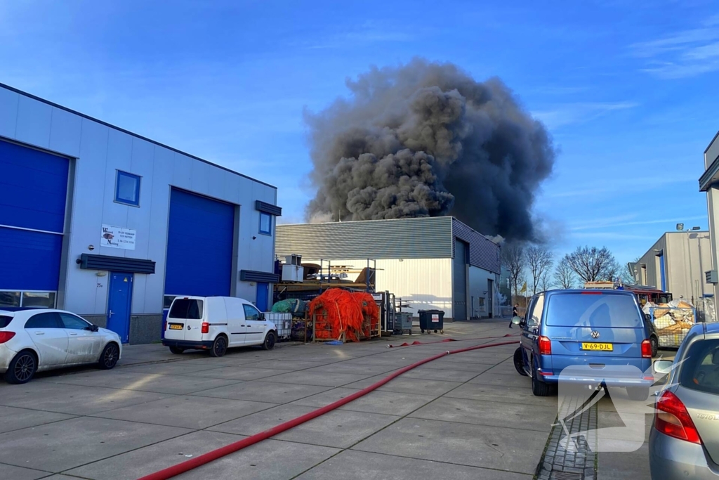 Enorme rookwolken bij grote industriebrand