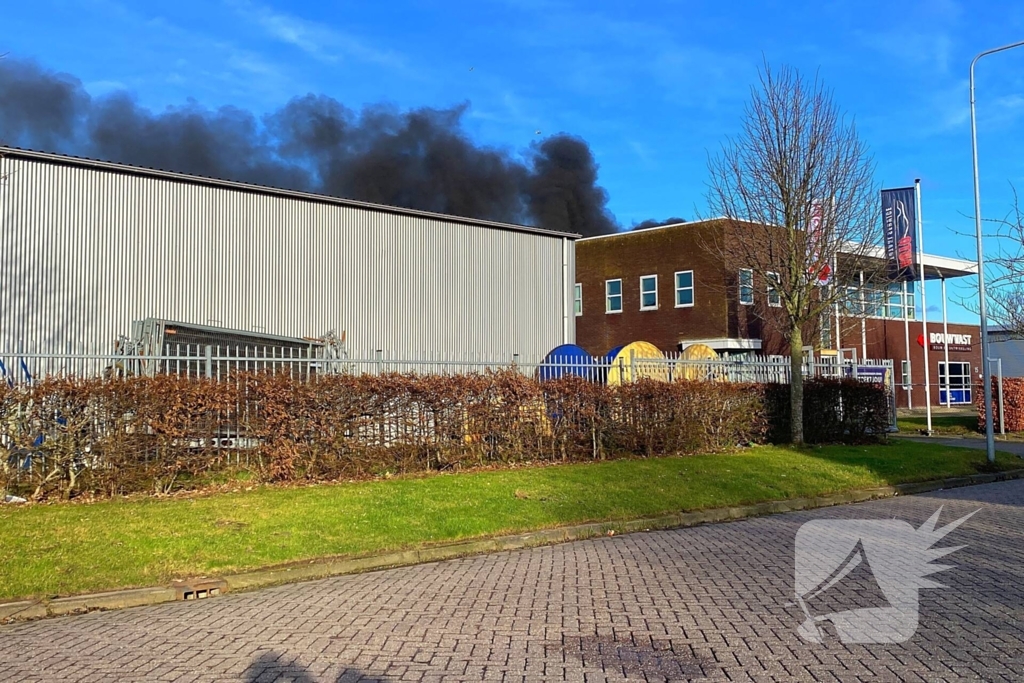 Enorme rookwolken bij grote industriebrand